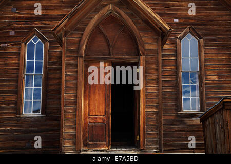 Eingangstür der Methodistenkirche, Green Street, Bodie Ghost Town (Höhe 8379 ft/2554 m), Eastern Sierra, Kalifornien, USA Stockfoto