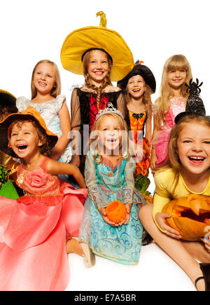 Lustige glückliche Kinder in Halloween-Kostümen Stockfoto