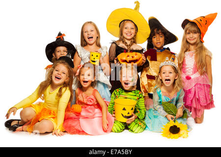 Viele Kinder sitzen in Gruppe in Halloween-Kostümen Stockfoto