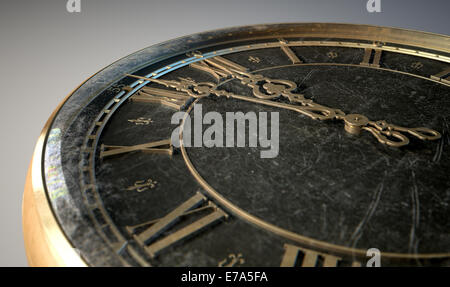 Eine extreme Nahaufnahme eines Abschnitts einer Runde Antike Uhr mit römischen Ziffern und reich verzierten Metall Händen Annäherung an Mitternacht auf ein i Stockfoto