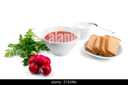weißen Teller Suppe - Borschtsch mit Petersilie Radieschen und Brot Stockfoto