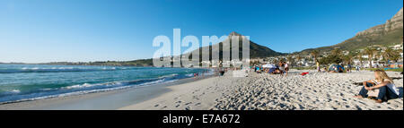 Panoramablick auf Menschen am Strand von Camps Bay, Löwenkopf im Hintergrund, Cape Town, Südafrika Stockfoto