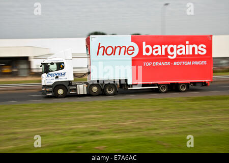 Schwenken ein Schnäppchen nach Hause artikuliert LKW mit hinteren Sync-Blitz Reisen entlang der Kingsway Schnellstraße in Dundee, Großbritannien Stockfoto