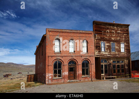 Bodie Postamt und IOOF Hall, Geisterstadt Bodie (Höhe 8379 ft/2554 m), Bodie Hills, Mono County, östliche Sierra, Cali Stockfoto