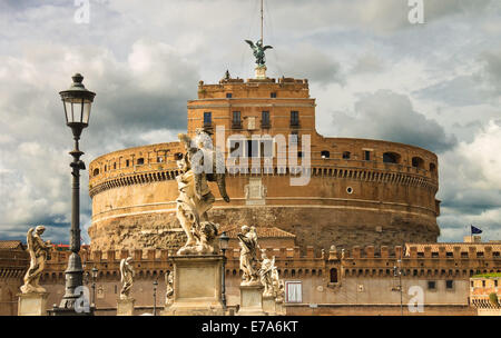 Statuen auf der Brücke von Castel Sant'Angelo in Rom, Italien Stockfoto