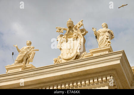 Wappen und Statuen im Vatikan. Rom, Italien Stockfoto