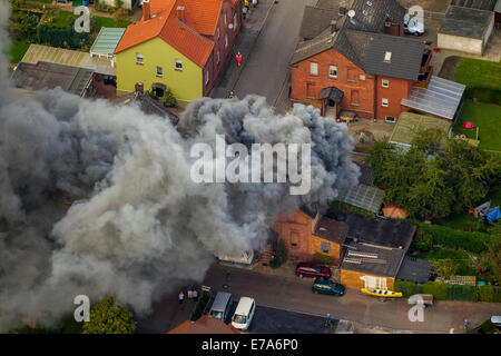 Feuer in einem Zechenhaus Gebäude, Gustavstraße Straße, Antenne, Bönen, Ruhr, Nordrhein-Westfalen, Deutschland Bezirk Stockfoto