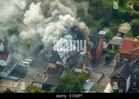 Feuer in einem Zechenhaus Gebäude, Gustavstraße Straße, Antenne, Bönen, Ruhr, Nordrhein-Westfalen, Deutschland Bezirk Stockfoto