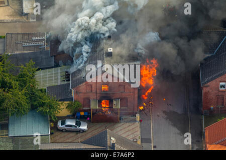 Feuer in einem Zechenhaus Gebäude, Gustavstraße Straße, Antenne, Bönen, Ruhr, Nordrhein-Westfalen, Deutschland Bezirk Stockfoto