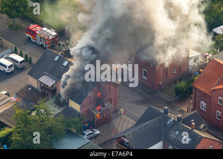 Feuer in einem Zechenhaus Gebäude, Gustavstraße Straße, Antenne, Bönen, Ruhr, Nordrhein-Westfalen, Deutschland Bezirk Stockfoto