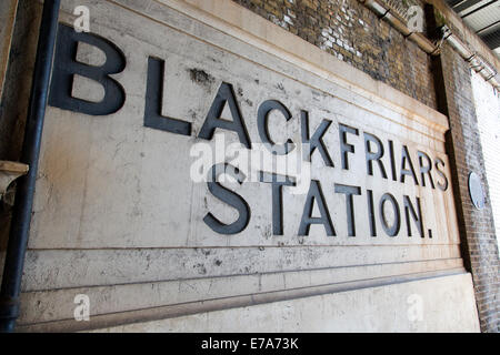 Ehemaliger Eingang zum Bahnhof Blackfriars Road unter einer Eisenbahnbrücke auf Blackfriars Road, Southwark, London, UK. Stockfoto