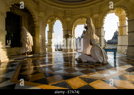 Jain Nonnen beten im Tempel, Palitana Tempel, Mount Shatrunjaya Palitana, Gujarat, Indien Stockfoto