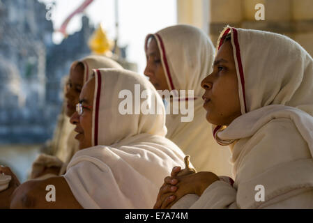 Jain Nonnen in einem Tempel, Palitana Tempel, Mount Shatrunjaya Palitana, Gujarat, Indien Stockfoto