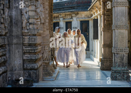 Jain Nonnen Besuch eines Tempels Palitana Tempel, Mount Shatrunjaya Palitana, Gujarat, Indien Stockfoto