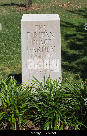 Tibetischen Garten für den Frieden von Hamish Horsley in der Geraldine Mary Harmsworth Park außerhalb des Imperial War Museum, London, UK. Stockfoto