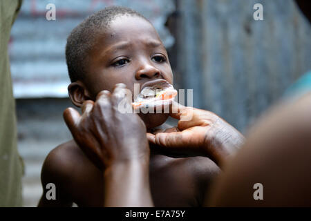 Junge, 7 Jahre, nachdem seine Zähne gebürstet, Camp Icare, Lager für Erdbeben Flüchtlinge, Fort National, Port-au-Prince, Haiti Stockfoto