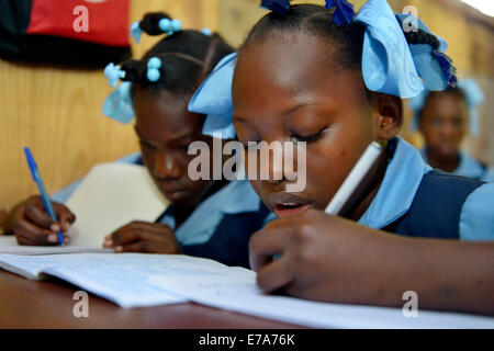 Zwei Mädchen schreiben in einem Notebook, Schule für Erdbeben Flüchtlinge, Fort National, Port-au-Prince, Haiti Stockfoto