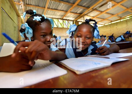 Zwei Mädchen schreiben in einem Notebook, Schule für Erdbeben Flüchtlinge, Fort National, Port-au-Prince, Haiti Stockfoto