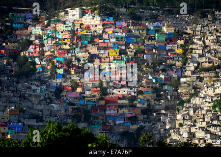 Bunt bemalte Häuser in einem Slum, Port-au-Prince, Haiti Stockfoto