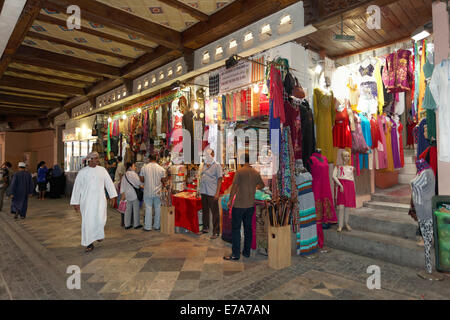 Kunden und Geschäfte in Muttrah Souq Markt, Muttrah, Muscat, Oman Stockfoto