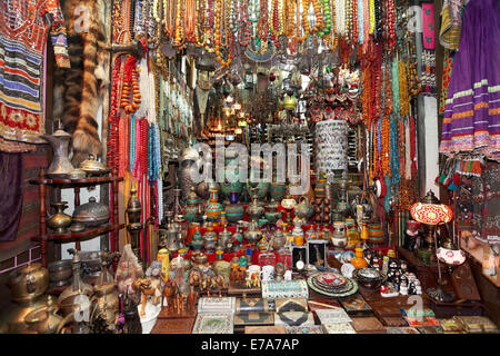 Bunt waren und Souvenirs in einem Geschäft in Muttrah Souq Markt, Muttrah, Muscat, Oman Stockfoto