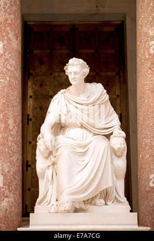 Statue von König Ludwig i. von Bayern in der Gedenkstätte Walhalla in Donaustauf, Bayern, Deutschland Stockfoto