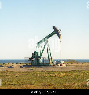 Eine Pumpe jack Pumpen Öl neben See Erie, Kanada Stockfoto