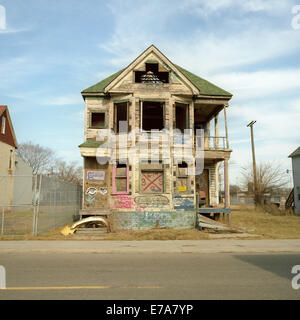 Ein heruntergekommenes, verlassenes Haus mit Graffiti drauf, Detroit, Michigan, USA Stockfoto