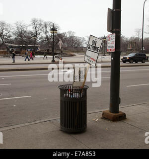 Protestieren Sie in den Streik Zeichen in eine Mülltonne als nächstes zu einer Straße Stockfoto