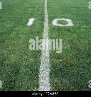 Der 10 Yard-Linie auf einem American Football-Feld Stockfoto