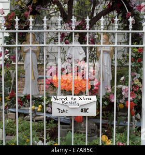 Ein Postfach auf einem kirchlichen Zaun mit brauchen ein Xtra Segen Take One geschrieben Stockfoto