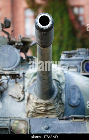 Krieg Tanks Turm Nahaufnahme. Ein Fass mit einem Militärpanzer spitz in den Himmel. Alte Kaserne, aufbauend auf den Hintergrund. Stockfoto