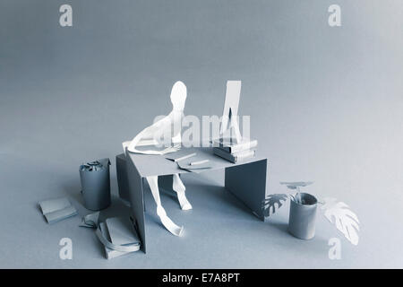Betonte Papier Geschäftsmann arbeitet am Schreibtisch über grauen Hintergrund Stockfoto