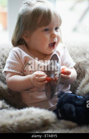 Babymädchen spielen mit Becken zu Hause Stockfoto