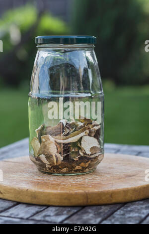 Getrocknete Pilze in Glas auf Tisch im freien Stockfoto