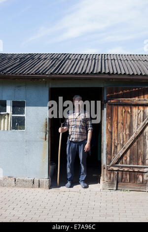 Porträt von zuversichtlich reifer Mann am Eingang der Geflügelfarm Stockfoto