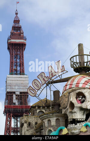 Blackpool Tower und Skull Island an der "goldenen Meile" Blackpool Stockfoto