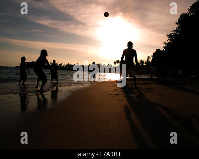Junge Männer spielen Fußball bei Sonnenuntergang am Strand von Unawatuna in Sri Lanka Stockfoto