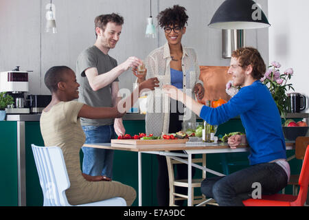 Glückliche Freunde Toasten Getränke in der heimischen Küche Stockfoto