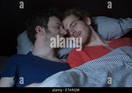 Entspannte junge Homosexuell Paar im Bett Stockfoto
