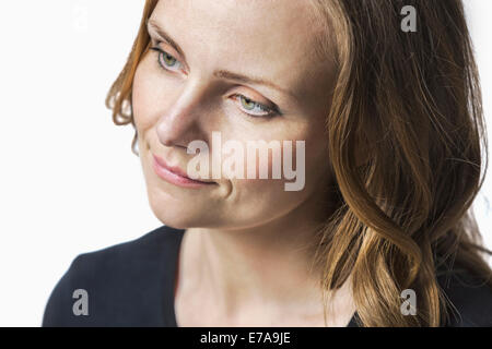 Nahaufnahme der Mitte Erwachsene Frau wegschauen vor weißem Hintergrund Stockfoto