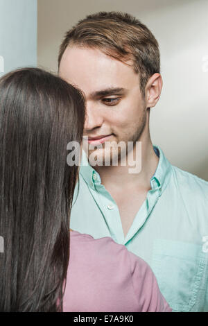 Liebevoller Mann sucht Frau im Haus Stockfoto