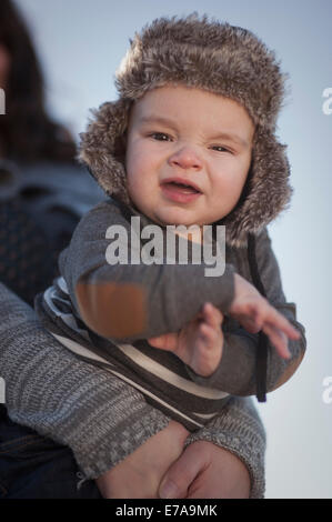 Porträt von traurigen jungen getragen von Mutter Natur Stockfoto