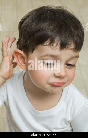 Süße junge Kopf kratzen, zu Hause Stockfoto