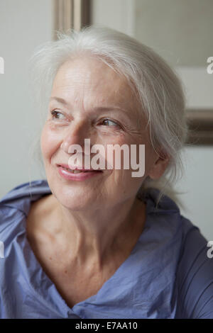 Nahaufnahme der lächelnde senior Frau zu Hause wegschauen Stockfoto
