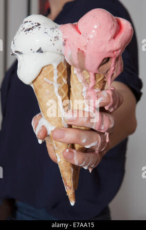 Mittelteil senior Frau mit schmelzenden Eistüten zu Hause Stockfoto
