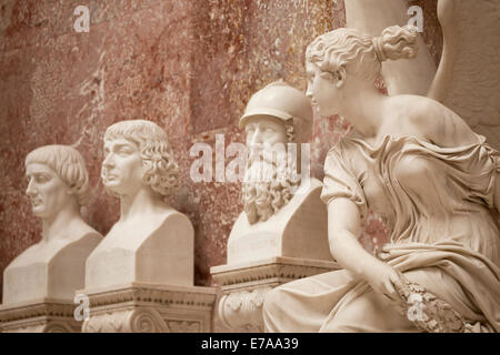 Marmor-Büsten in der Gedenkstätte Walhalla oberhalb der Donau östlich von Regensburg, Bayern, Deutschland, Europa Stockfoto