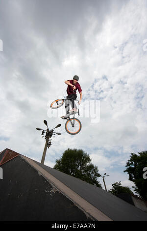 Ein junger Mann in der Luft macht einen Stunt auf einem BMX Fahrrad Stockfoto