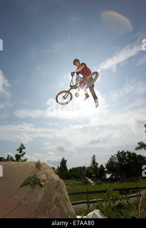 Ein BMX-Fahrer einen Stunt in der Luft zu tun Stockfoto