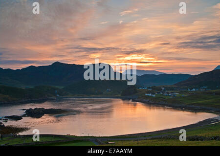 Sutherland, Northwest Highlands, Schottland, Großbritannien. 11. September 2014. Hoher Druck erzeugt Windstille im Morgengrauen über über Scourie Bay, Sutherland, Northwest Highlands, Schottland, Vereinigtes Königreich. Arkle und Ben-Stack in der Ferne sichtbar. Bildnachweis: Julie Fryer/Alamy Live-Nachrichten Stockfoto